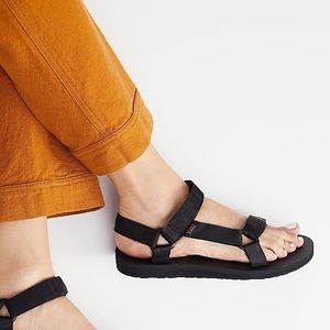 Original Universal Teva Sandals Size 6 Like New